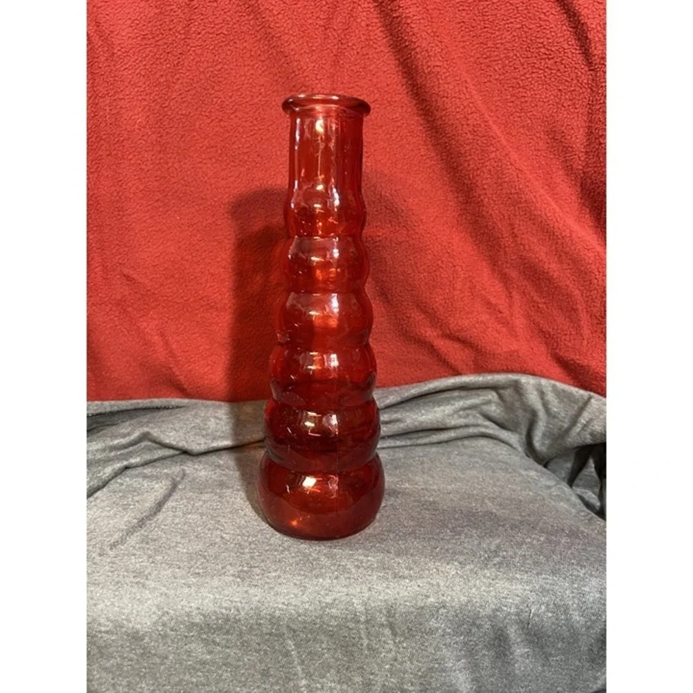 8.5 IN RED BUBBLE‎ VASE (2018)